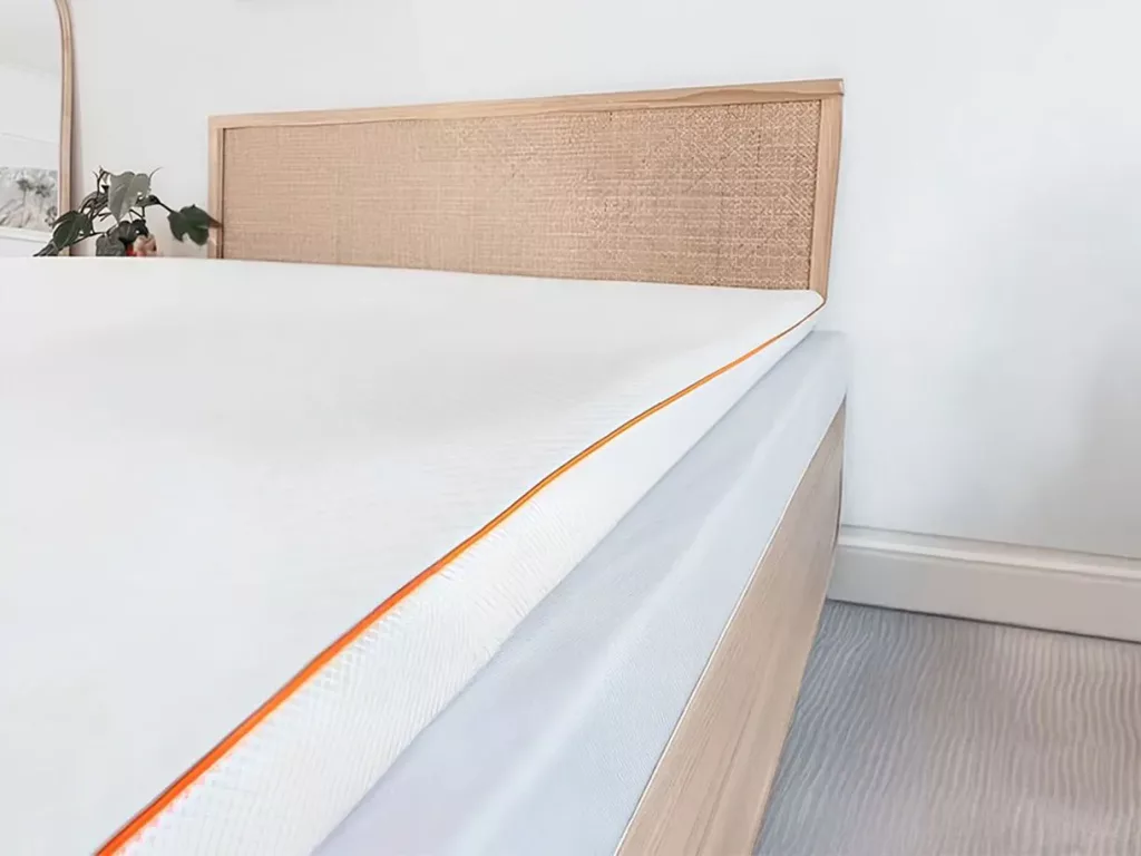 Топпер Octasmart Essential на кровати